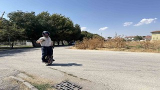 Tek teker üzerinde 4 bin kilometre gezen 60lık delikanlıyı görenler şaşırıyor
