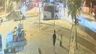 Tekirdağda kırmızı ışıkta geçen motosikletle minibüsün çarpıştığı kaza kamerada
