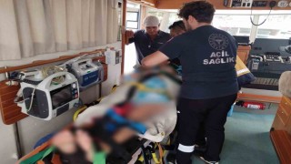 Tekneden düşen turist hastaneye kaldırıldı