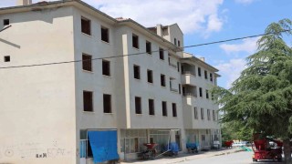 Terk edilen Günyüzündeki eski belediye binası çocuklar için adeta tuzak