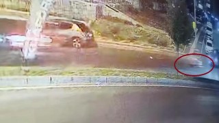 Ters yönde giden motosikletin otomobil ile çarpışması kamerada