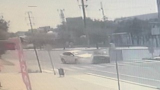 Ters yönden çıkan araç otomobille çarpıştı: 2 kişinin yaralandığı kaza kamerada