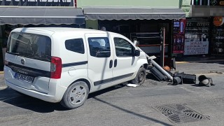 Ticari taksiyle çarpışan hafif ticarinin iş yerine girmesini trafik lambaları önledi