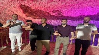TİGAD çalıştayına katılan gazeteciler Tuzluca Tuz Mağarasında halay çekti