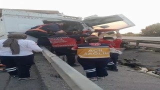 Tır önce akaryakıt istasyonu duvarına sonra refüje çarptı: 1 ölü, 1 yaralı