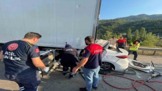 Tıra arkadan çarpan otomobilin sürücüsü hayatını kaybetti