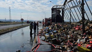 Tırın dorsesinde çıkan yangını itfaiye söndürdü