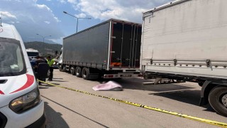 Tırın stop lambasını tamir ettirirken başka bir tırın çarpmasıyla sıkışıp can verdi