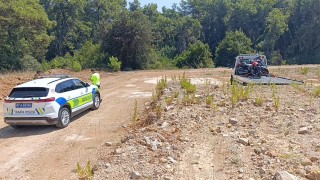 Trafik uygulamasını görünce motosikletini ormanlık alana bırakıp kaçtı, cezadan kaçamadı