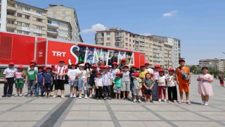 TRT Sinema Tırı Elazığlı çocuklara sinema keyfi yaşattı