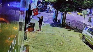 Türk bayrağını yakmaya çalışan şüpheli kadın yakalandı