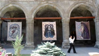Türkiyede bir ilki yapıyor: Kilim üzerine fırçasıyla Türk tarihini resmediyor