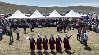 Türkiyenin en yüksek rakımlı tatlı su gölü Balık Gölünde şenlik coşkusu