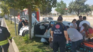 U dönüşü yapan otomobil kaldırıma çıktı: 1 yaralı