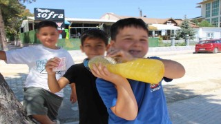 Üç kafadar çocuktan köşe başında limonata satışı