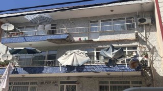 Ümraniyede 3 katlı binanın balkonu çöktü: 2 araç hasar gördü