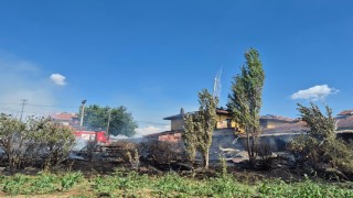 Uşakta çıkan ev yangında ev kullanılmaz hale geldi
