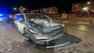 Uşakta iki otomobil çarpıştı: 2si çocuk, 6 yaralı