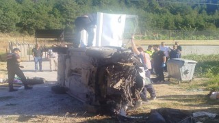 Uşakta otomobil karşı şeride geçip devrildi: 1 ölü, 3 yaralı