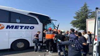 Uşakta yolcu otobüsünün kamyona arkadan çarptığı kazada ağır yaralanan muavin hayatını kaybetti