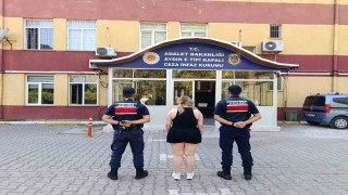 Uyuşturucu suçundan aranan genç kadın Kuşadasında yakalandı