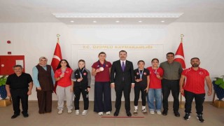 Üzümlüde başarılı güreşçilerden Kaymakam Hökelekliye ziyaret
