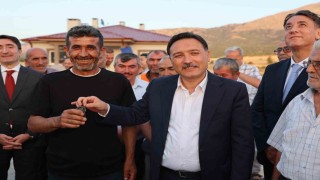 Vali Çiçek depremzede ailelerin sevincine ortak oldu