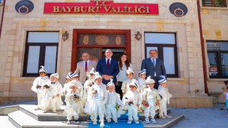 Vali Eldivan sünnet olan çocukları makamında ağırladı
