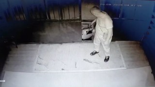 Valizli ayakkabı hırsızı imamların takibinden kaçamadı