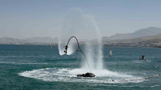Van Gölünde Türk bayrağıyla nefes kesen flyboard gösterisi