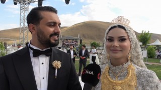 Vanda paraların havada uçuştuğu düğün: Damada yaklaşık 20 milyon TL, geline kilolarca altın takıldı
