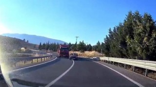 Virajda hatalı sollama faciaya davetiye çıkarıyordu: Kafa kafaya çarpışmadan saniyelerle kurtuldular