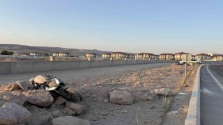Virajı alamayan motosiklet yoldan çıktı: 2 yaralı
