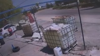 Virajı alamayan otomobil dükkana daldı