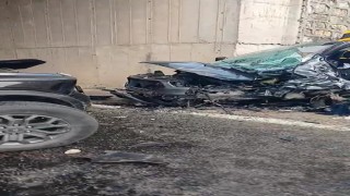 Yalovada pikap ile hafif ticari araç kafa kafaya çarpıştı: 3 yaralı