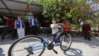 Yangında bisikleti yanan Umutun bisiklet sevinci