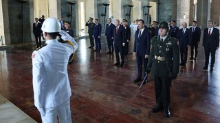 YAŞ Toplantısı Öncesi Erdoğan'dan Anıtkabir Ziyareti