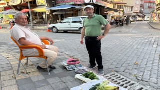 Yaşına rağmen tarlasında yetiştirdiği doğal ürünleri pazarda satıyor