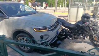 Yayalara yol veren motosikletliye otomobil çarptı