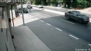 Yayaya çarpmamak için direksiyonu kırdı, kaza böyle geldi