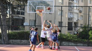 Yenilenen basketbol sahasına Efe İbrikoğlunun adı verildi