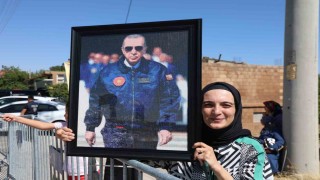 Yetmiş bin boncukla yaptığı tabloyu, Cumhurbaşkanına ulaştırmanın mutluluğunu yaşıyor
