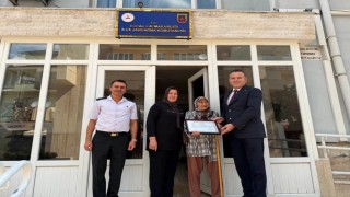 Yıllarca simit satarak kazandıkları evlerini jandarmaya bağışladı