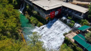 Yıllık yaklaşık 400 bin ziyaretçi ağırlayan Çırçır Şelalesi turkuaz rengiyle dikkat çekiyor
