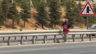 Yola düşen Türk bayrağını yerde bırakmadı