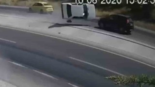 Yola fırlayan parçadan kurtulmak isterken karşı şeride uçarak 2 otomobille çarpıştı: 2 ölü