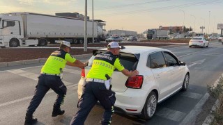 Yolda kalan sürücünün imdadına trafik jandarması yetişti