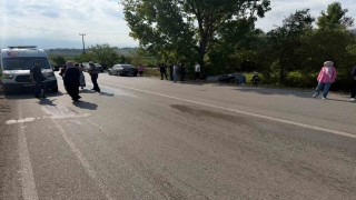 Yoldan çıkan otomobil ağaçlık alanda yan yattı