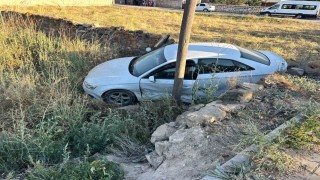 Yoldan çıkan otomobil, araziye girdi: 2 yaralı