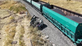 Yük treni hemzemin geçitte kamyona çarptı: 1 yaralı